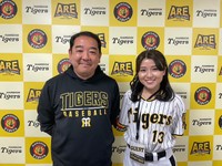 イベントの仕掛け人である球団営業部、企画興行担当の阪本三千男次長（左）と河野万里奈