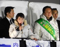 マイク納めを行った高市早苗首相（左）と若宮健嗣氏＝東京・二子玉川公園前