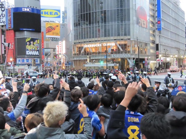 　サッカー日本代表の逆転勝利に沸くサポーターたち＝東京・渋谷のスクランブル交差点