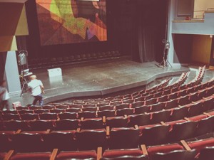 稽古中や上演した舞台でのクラスターが報道され、エンタメは人々に必要なのか？自問自答した