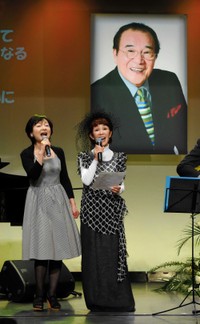 愛川欽也さんの写真の前で熱唱する太田裕美（左）とうつみ宮土理＝東京・青葉台のキンケロ・シアター=2016年