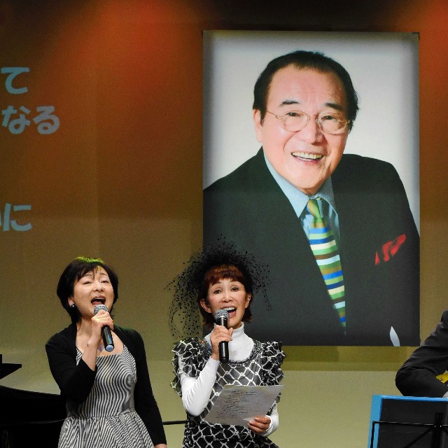 愛川欽也さんの写真の前で熱唱する太田裕美（左）とうつみ宮土理＝東京・青葉台のキンケロ・シアター=2016年