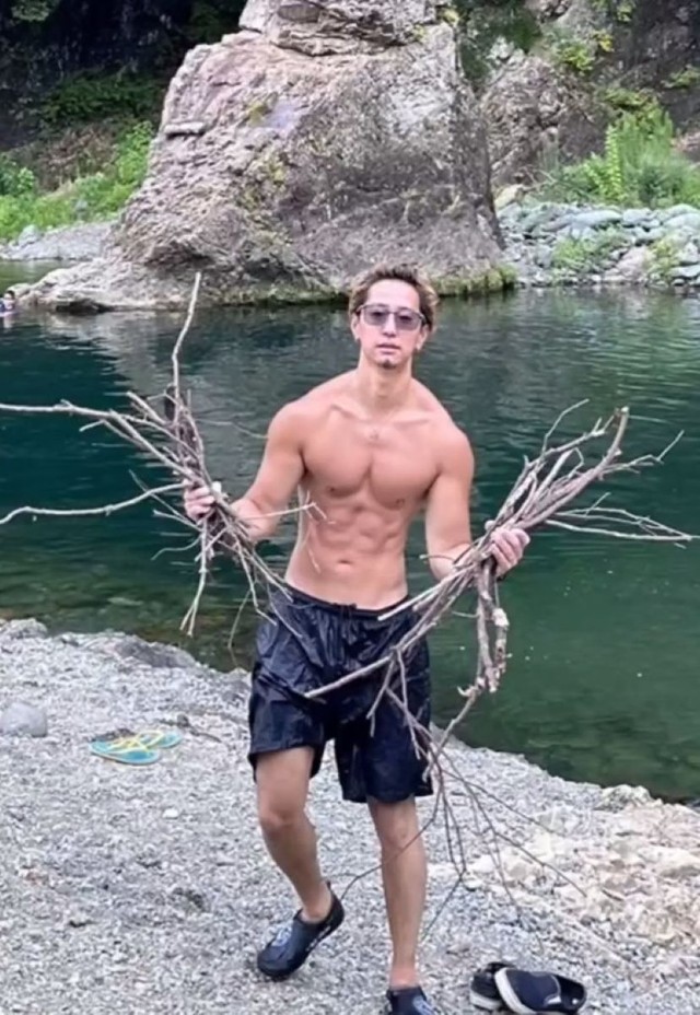 アウトドアで筋力をフル活用／松本拓馬さん（@ takuma_matsumoto_）提供