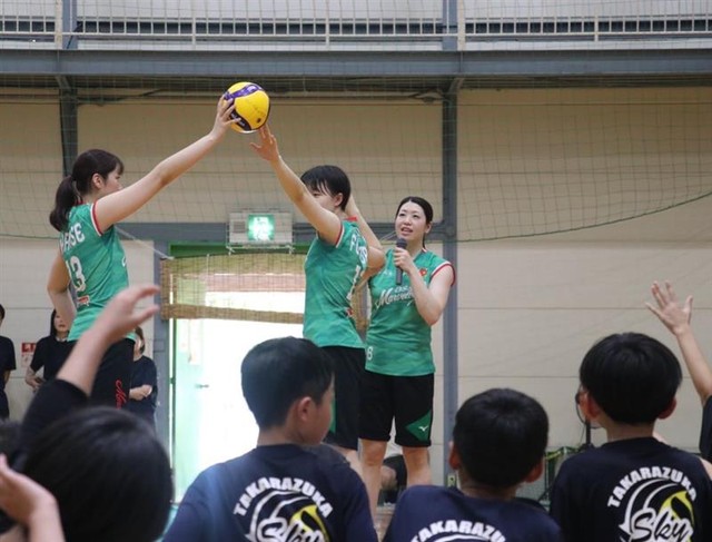 大阪マーヴェラスの選手と指導を受ける子どもたち＝7月5日、宝塚市末広体育館