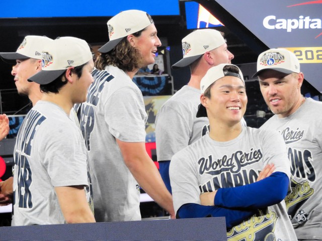 セレモニーで談笑する大谷翔平（前列左）と山本由伸