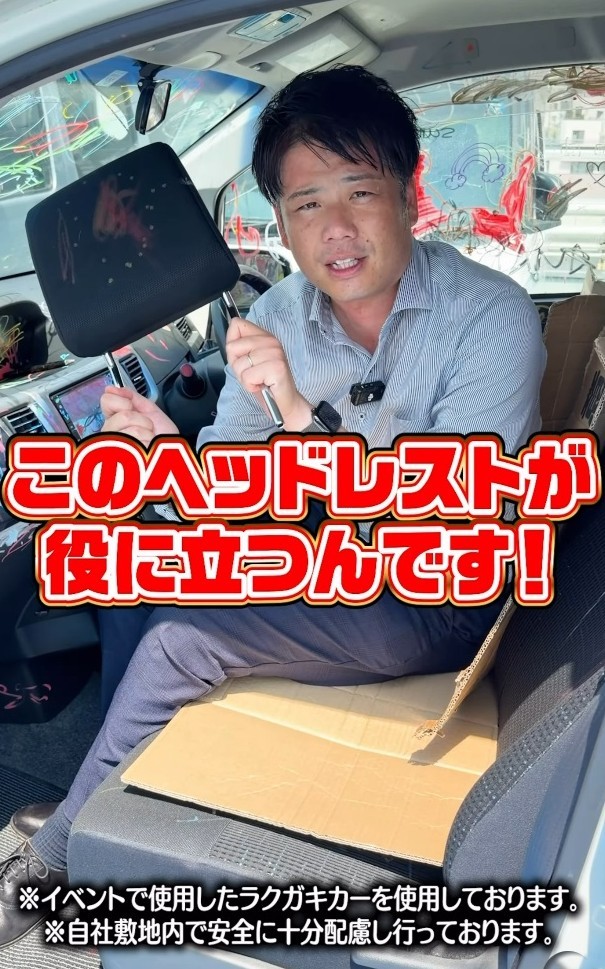 車のヘッドレストを使って窓ガラスを割る方法を紹介（兵庫ダイハツ販売株式会社提供、Instagramよりキャプチャ撮影）

