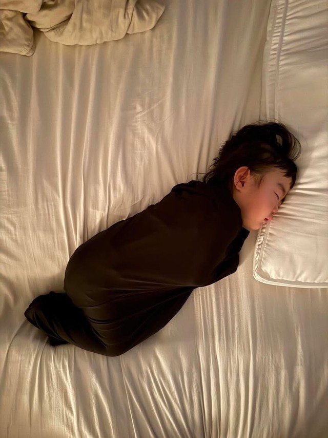 全身にエアリズムを巻き付けて眠る“エアリズムミノムシ”／包日 / ツツミビ｜富山出張フォトグラファー｜家族写真さん（@tsutsumibi_photo）提供