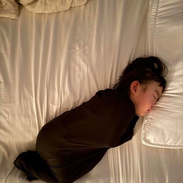 全身にエアリズムを巻き付けて眠る“エアリズムミノムシ”／包日 / ツツミビ｜富山出張フォトグラファー｜家族写真さん（@tsutsumibi_photo）提供
