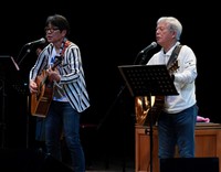 あのねのねの原田伸郎（左）と清水国明＝2016年