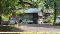 遺棄現場となった山梨県内の物置小屋。手前には規制線が張られていた（撮影・小川泰平）