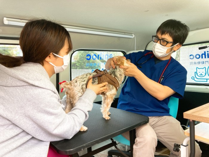 往診車内で健康診断（アニホック提供）