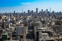 池袋方面の遠景　ブランド駅から少し離れるだけで家賃が抑えられる可能性も　※画像はイメージです（Seiji Nakamura/stock.adobe.com）