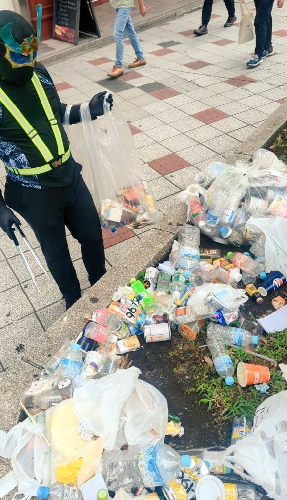 連休でにぎわった渋谷の街が、一夜にしてゴミの山と化した（スミレンジャーZさん提供）
