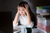 頭を抱える女性※画像はイメージです（kei907/stock.adobe.com）