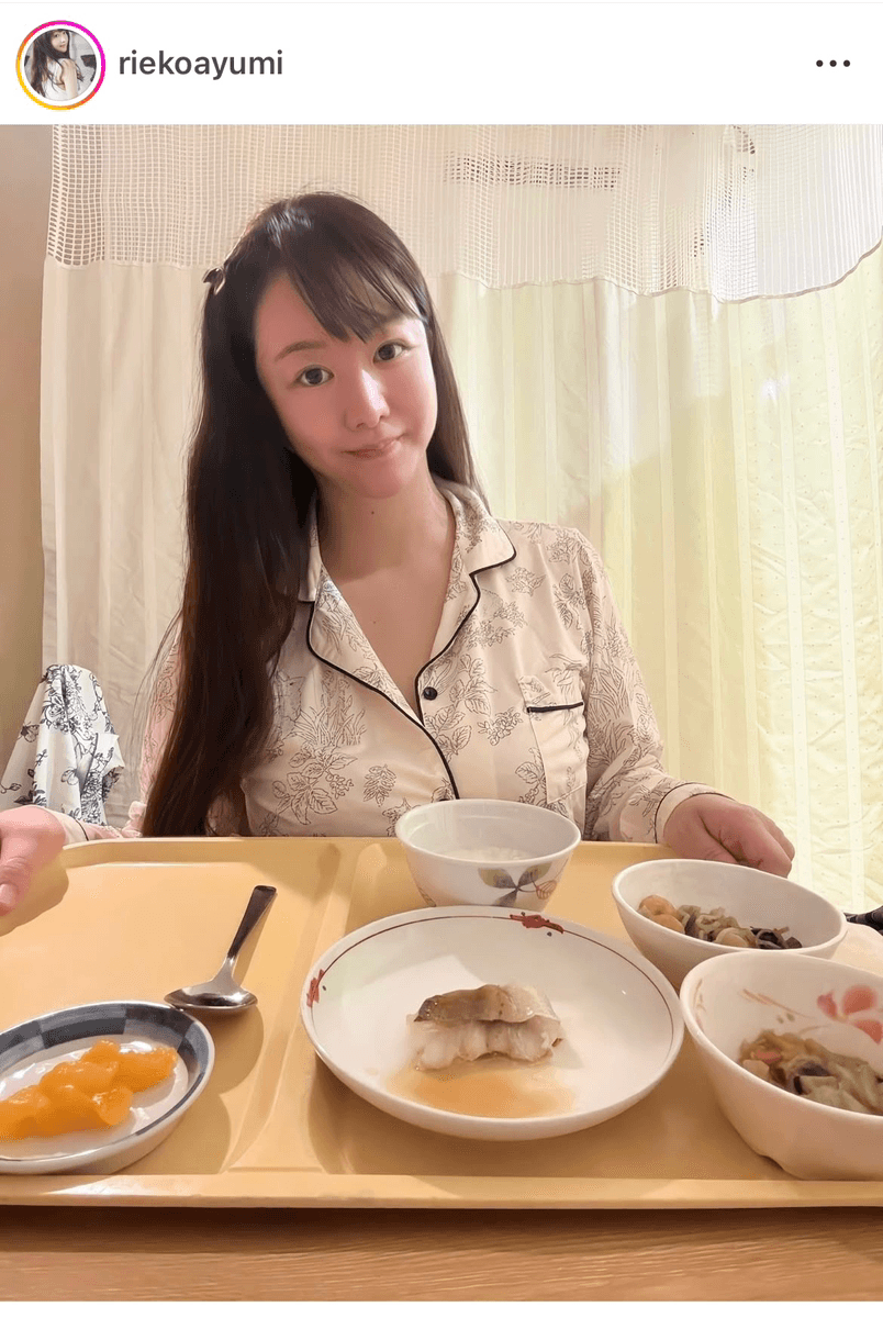 「〜ジュース期、重湯を抜けたら、五分粥が待っていた〜」（歩りえこriekoayumi (@riekoayumi)さんのインスタグラムより）