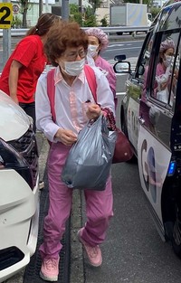 火災現場となった自宅に向かう林家ぺーさんとパー子さん