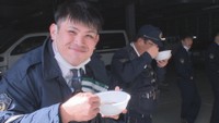 年末年始に交通事故の警戒にあたった警察官を肉うどん400杯でねぎらう　香川