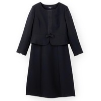 しまむらの喪服の一例。大きいサイズ向け商品「レディース　フォーマルスーツ」（税込み13970円）（しまむらのオンラインストアから）