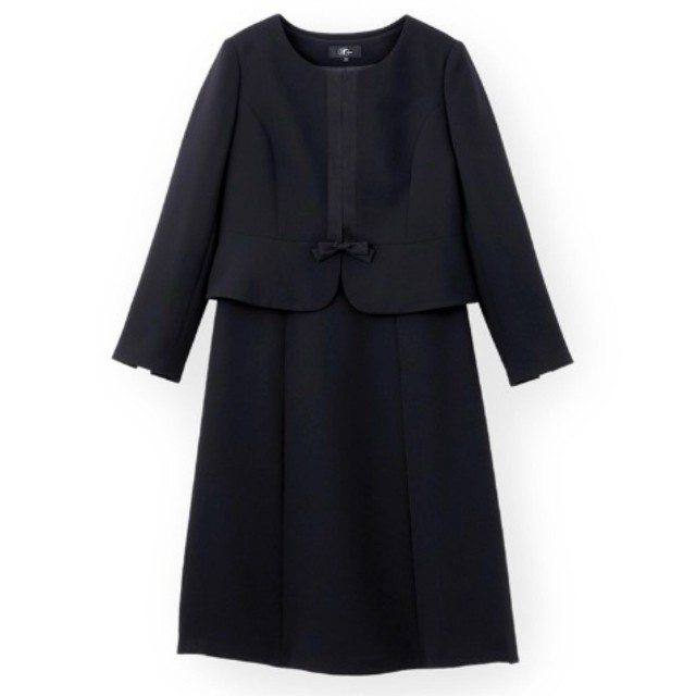 しまむらの喪服の一例。大きいサイズ向け商品「レディース　フォーマルスーツ」（税込み13970円）（しまむらのオンラインストアから）