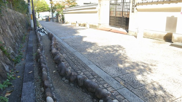 天神坂の脇にはかつての湧水をイメージした施設がある