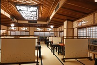 宴会も可能な大広間や茶室などの部屋もあります