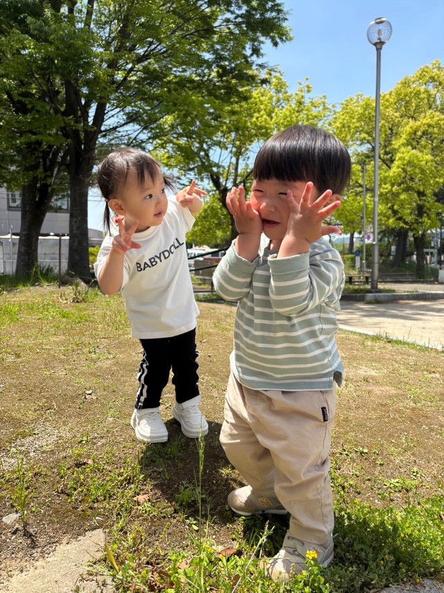 仲良く公園でポーズ！（提供：＠__mugi_0473さん）