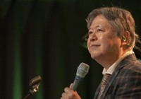 デビュー50周年を迎え記念アルバム『GLORY！』をリリースしたタケカワユキヒデさん（撮影：sono）