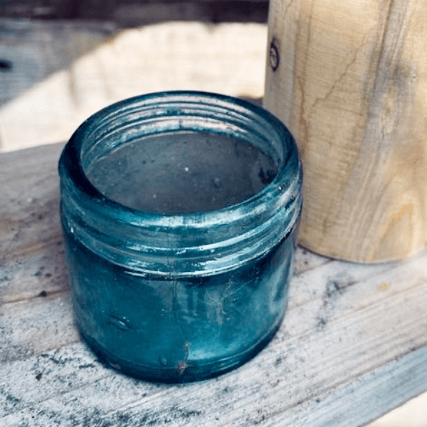 カラスから贈られた美しい色合いの瓶（画像提供：てつトチさん）