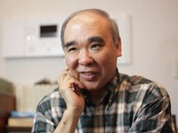 インタビューに応じる田中芳樹さん