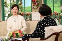 「徹子の部屋」に出演する江口ともみ（奥）と黒柳徹子＝テレビ朝日提供