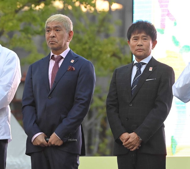 ダウンタウン・松本人志（左）と浜田雅功＝２０２３年１１月３日、大阪・御堂筋