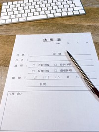 入園式、卒園式、入学式への参列が2025年4月1日から看護休暇に追加された（photoACより「keisuke3」さん撮影、イメージ画像）
