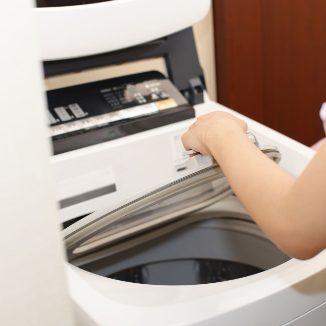 うっかりカイロを洗濯してしまわないように…※画像はイメージです（Liza5450/stock.adobe.com）