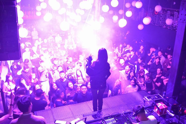 ウランバートルの「チョコ・メトロポリス・クラブ」のステージで歌う女性ラッパー、BLU