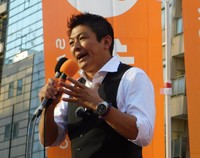 演説する参政党・神谷宗幣代表＝新橋SL広場