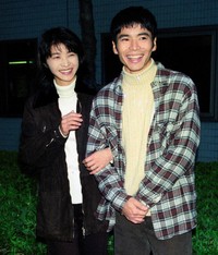 結婚会見を行った深沢邦之（右）と田中美佐子＝1995年