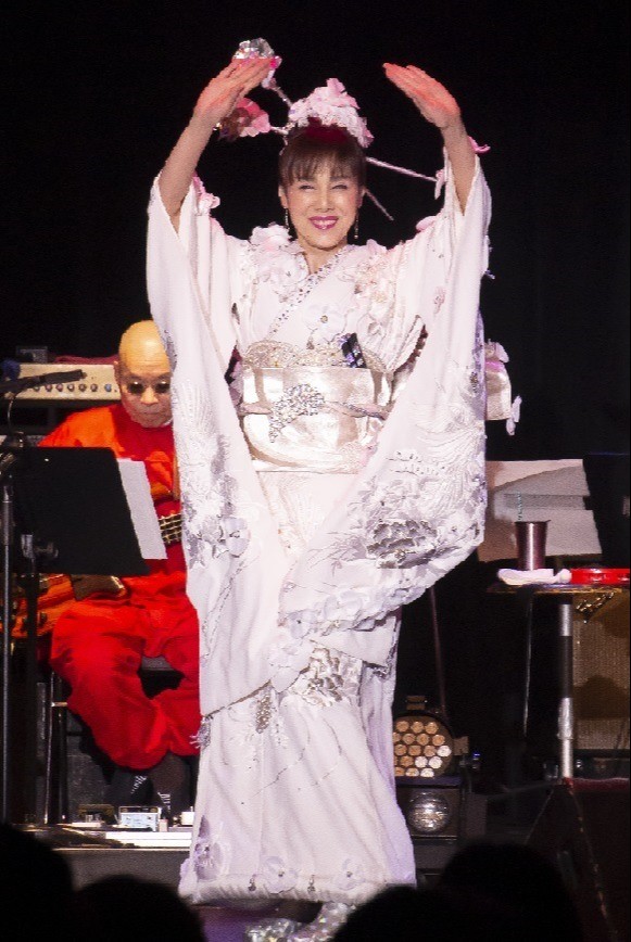ピンク・レディー曲を再構築、未唯mieがライブ盤 表現者として開眼