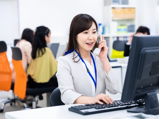 オフィスで電話中の女性　※写真はイメージ（maroke/stock.adobe.com）