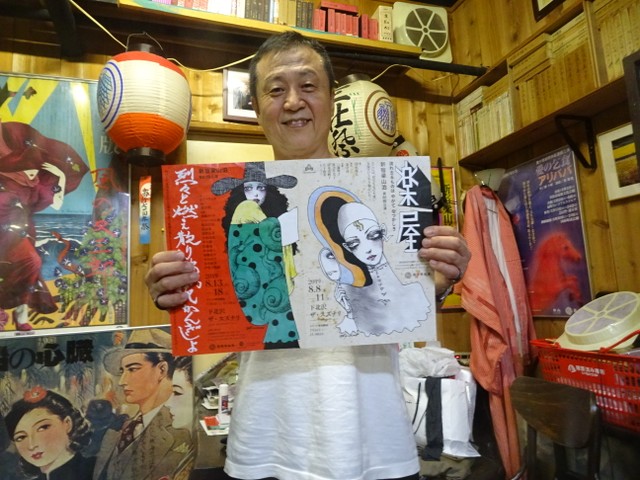 公演のフライヤーを手に、8月の公演への思いを語る演出家・金守珍氏=都内の劇団アトリエ