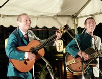 ステージに登場した平和ラッパさん（左）と梅乃ハッパ＝2016年10月22日