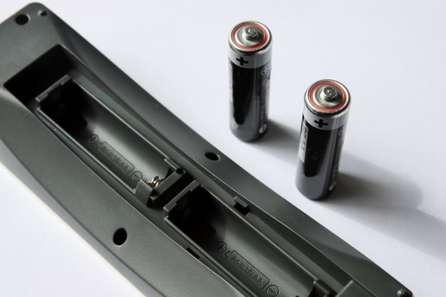 新しい電池と古い電池混ぜて使ってもいいの？※画像はイメージです（nanohana/stock.adobe.com）