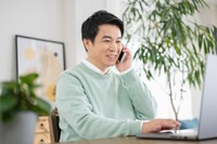 悩みを相談する男性※画像はイメージです（One/stock.adobe.com）