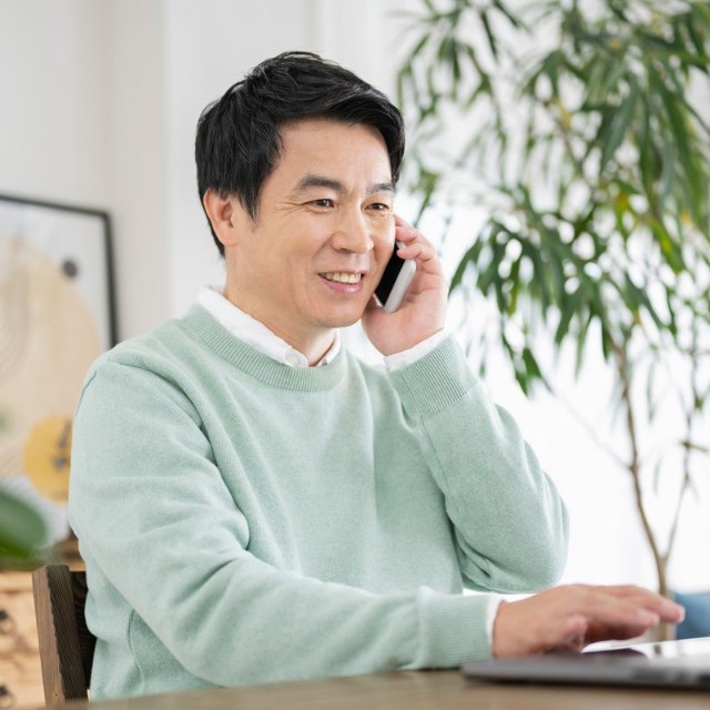 悩みを相談する男性※画像はイメージです（One/stock.adobe.com）