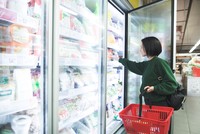 冷凍食品を選ぶ女性　※画像はイメージです（bodnarphoto/stock.adobe.com）