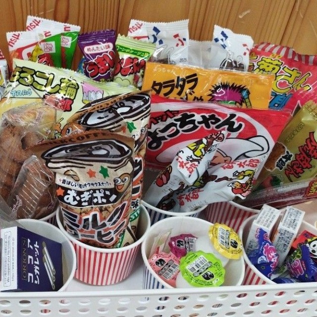 駄菓子とおつまみで映画鑑賞会