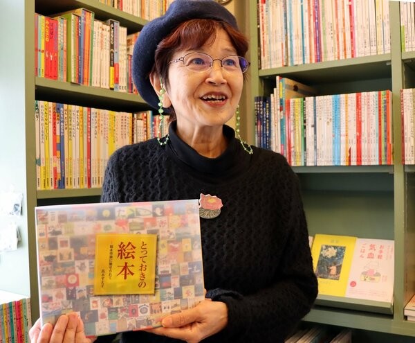 戦後に活躍した絵本作家８１人を紹介する「とっておきの絵本－絵本作家に魅せられて」を出版した高木さん（京都市下京区・メリーゴーランド）