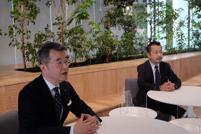 会見したＪＴ執行役員・小倉健資氏（左）と北里大学医学部の熊谷雄治氏