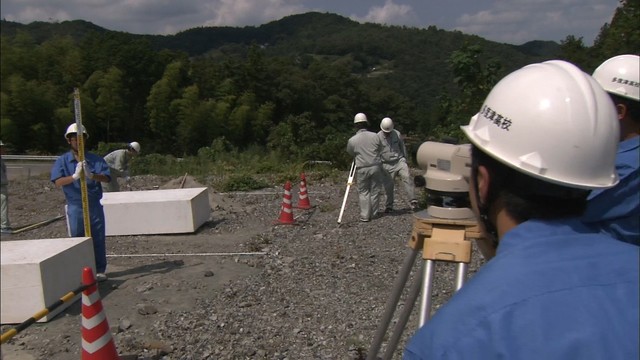 土木科の高校生が椛川ダムの建設現場を見学　測量も体験　高松市
