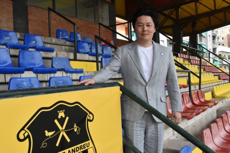 スペイン・バルセロナにあるUE・サン・アンドレウのホームスタジオを訪れた鈴木氏＝2025年6月