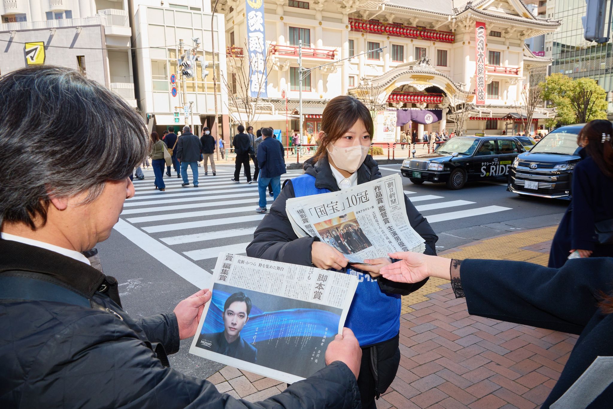 街頭で号外を配る様子